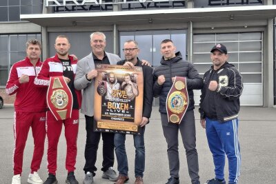 Chemnitz wird zur Box-Hochburg: Internationaler Titelkampf im Kraftverkehr - Promoter Ulf Steinforth (3.v.l.) freut sich auf die 3. Auflage der SES-Boxgala in Chemnitz. Foto: Knut Berger