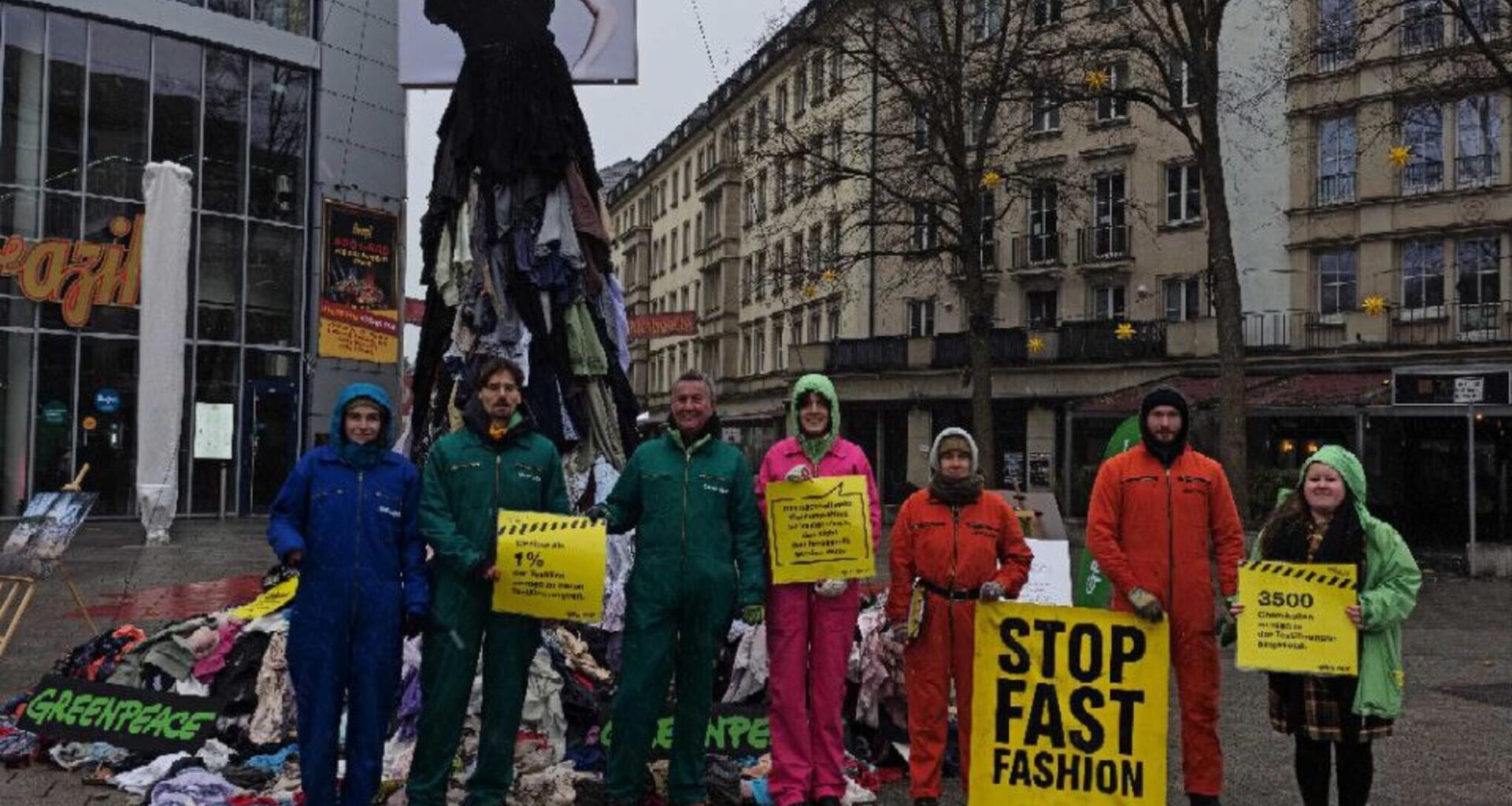 Greenpeace-Aktion „Kleiderberg“ macht Station in Chemnitz
