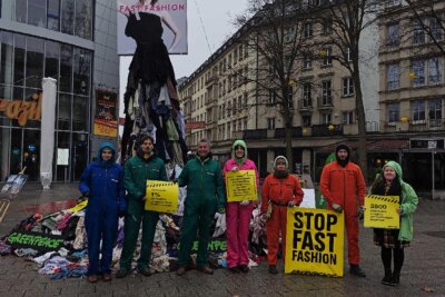 Greenpeace-Aktion „Kleiderberg“ macht Station in Chemnitz - Bei einer Aktion von Greenpeace auf der Theaterstraße in Chemnitz informierte am Donnerstag ein Team aus neun ehrenamtlich Mitarbeitenden über das Thema Textilmüll.