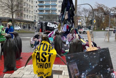 Greenpeace-Aktion „Kleiderberg“ macht Station in Chemnitz - Bei einer Aktion von Greenpeace auf der Theaterstraße in Chemnitz informierte am Donnerstag ein Team aus neun ehrenamtlich Mitarbeitenden über das Thema Textilmüll.