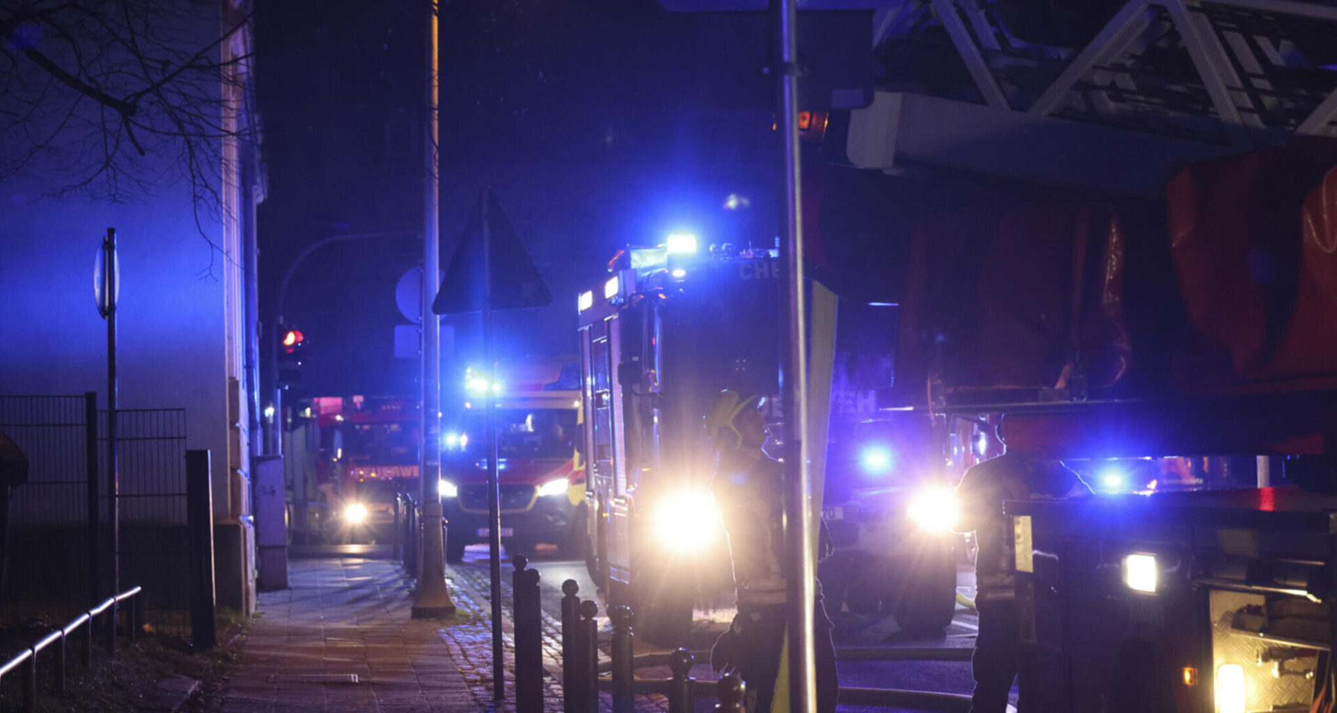 Großaufgebot der Feuerwehr in Chemnitz: Rauch auf Dach alarmiert