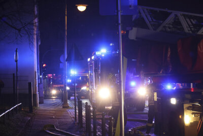 Großaufgebot der Feuerwehr in Chemnitz: Rauch auf Dach alarmiert - In der Nacht von Freitag auf Samstag wurde ein Großaufgebot der Feuerwehr auf den Sonnenberg gerufen.