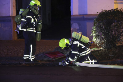 Großaufgebot der Feuerwehr in Chemnitz: Rauch auf Dach alarmiert - Dort hatten Bewohner Vom Dach eines Mehrfamilienhauses Rauch aufsteigen sehen.