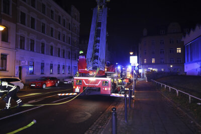 Großaufgebot der Feuerwehr in Chemnitz: Rauch auf Dach alarmiert - Die Zietenstrasse war für die Zeit des Einsatzes gesperrt.