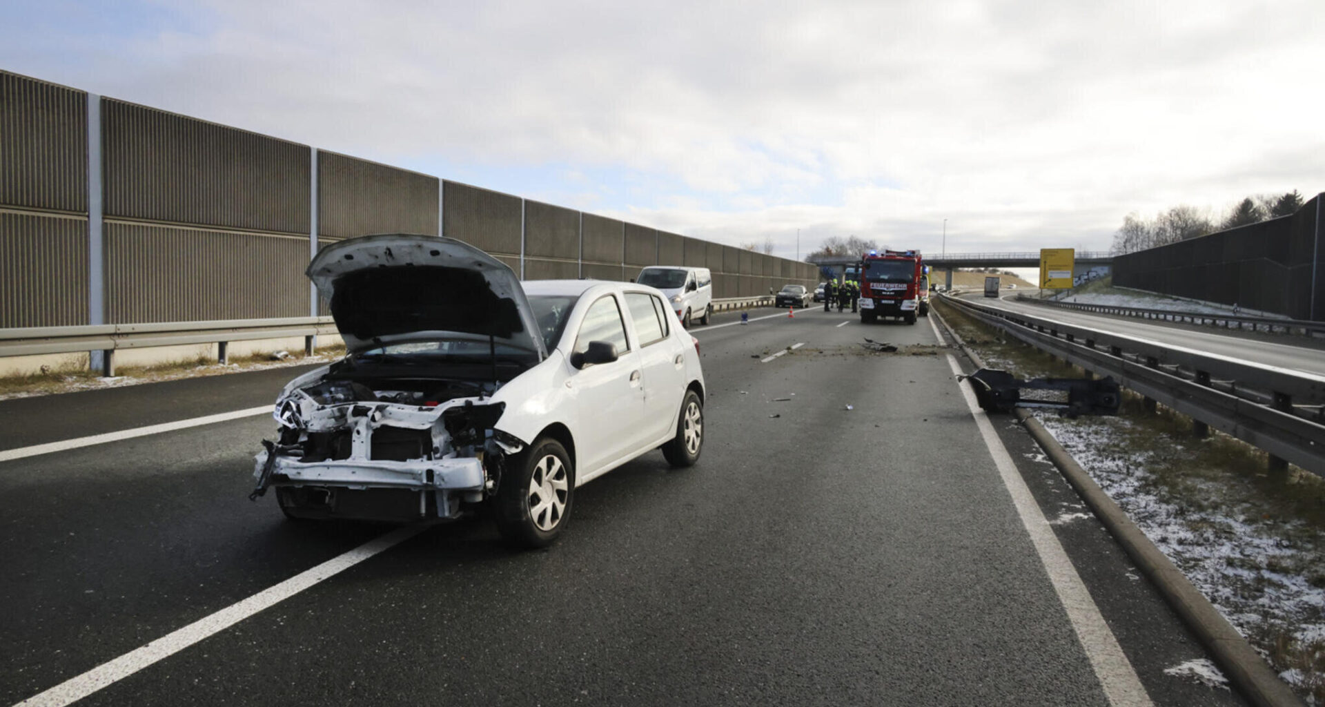 Unfall auf der B174 bei Chemnitz: Dacia gerät ins Schleudern