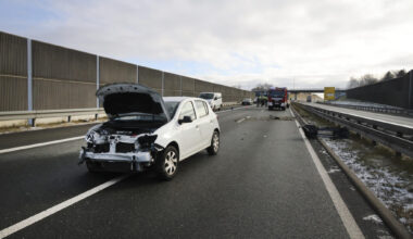 Unfall auf der B174 bei Chemnitz: Dacia gerät ins Schleudern