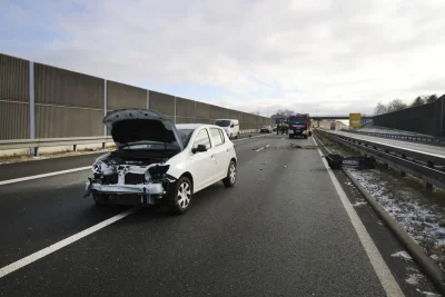Unfall auf der B174 bei Chemnitz: Dacia gerät ins Schleudern - Kurz vor dem Ortseingang Chemnitz geriet der Dacia ins schleudern und krachte in die Mittelleitplanke.