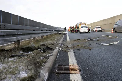 Unfall auf der B174 bei Chemnitz: Dacia gerät ins Schleudern - Der Verkehr wurde auf der Standspur am Unfall vorbei geleitet.