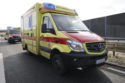 Unfall auf der B174 bei Chemnitz: Dacia gerät ins Schleudern - Die Fahrerin des Dacia kam verletzt in ein Krankenhaus.