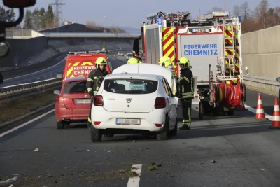 Unfall auf der B174 bei Chemnitz: Dacia gerät ins Schleudern - Der Verkehr wurde auf der Standspur am Unfall vorbei geleitet.