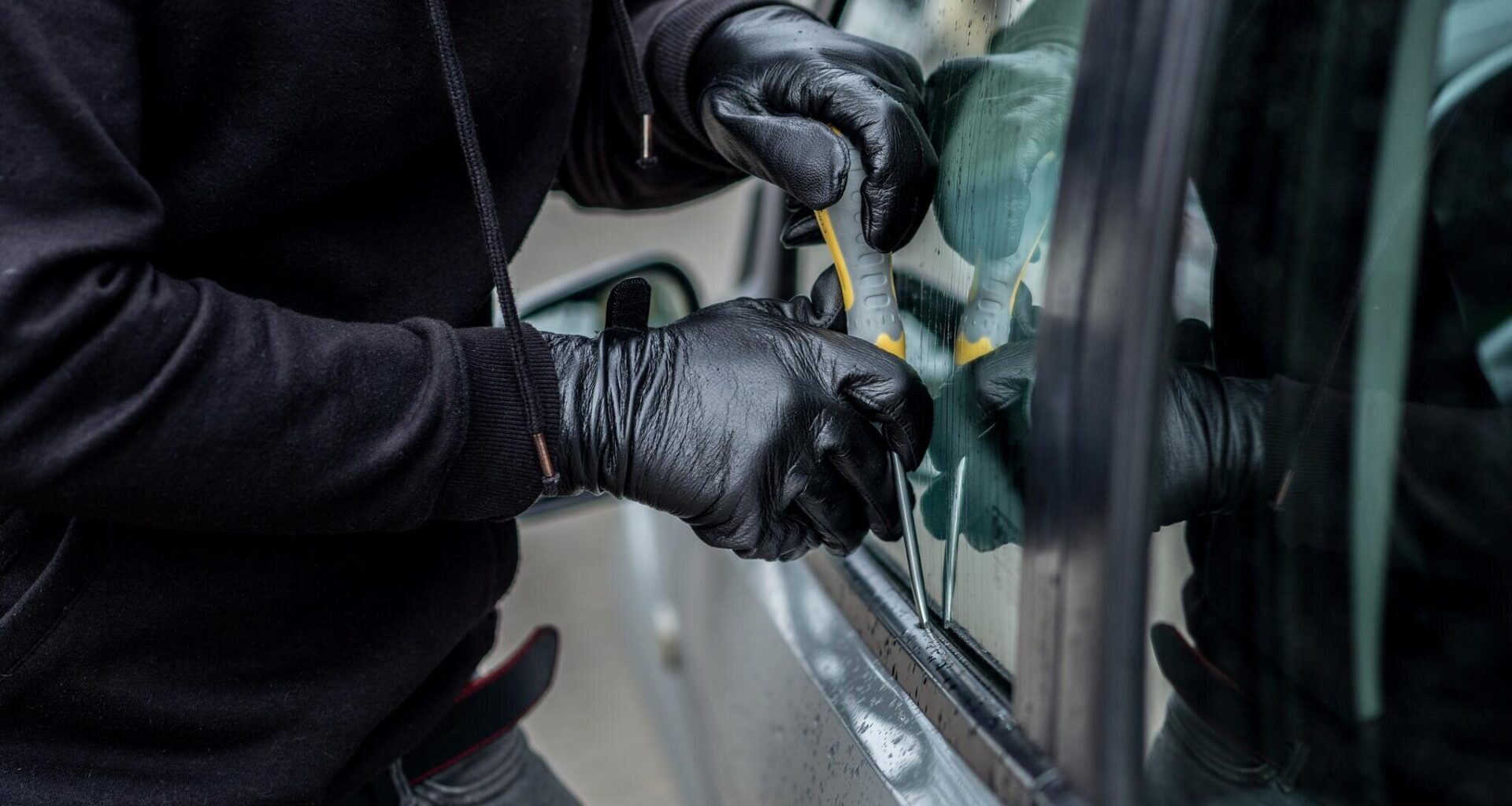 Scheiben eingeschlagen und Fahrzeuge durchsucht