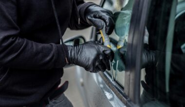 Scheiben eingeschlagen und Fahrzeuge durchsucht