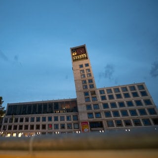 Das Rathaus in Stuttgart: Oberbürgermeister Frank Nopper (CDU) hat einen bundesweiten Brandbrief der Landeshauptstädte an Bundeskanzler Friedrich Merz (CDU) initiiert. Sei fordern eine Neuordnung der kommunalen Finanzen. (Foto: dpa Bildfunk, picture alliance/dpa | Sebastian Gollnow) Das Rathaus in Stuttgart: Oberbürgermeister Frank Nopper (CDU) hat einen bundesweiten Brandbrief der Landeshauptstädte an Bundeskanzler Friedrich Merz (CDU) initiiert. Sei fordern eine Neuordnung der kommunalen Finanzen.