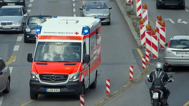 Stuttgart: Ein Bus und ein Auto sind in Stuttgart zusammengestoßen. (Symbolbild)