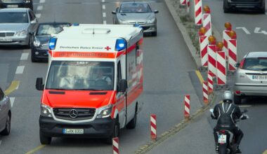 Stuttgart: Bus mit 30 Fahrgästen und Auto krachen zusammen