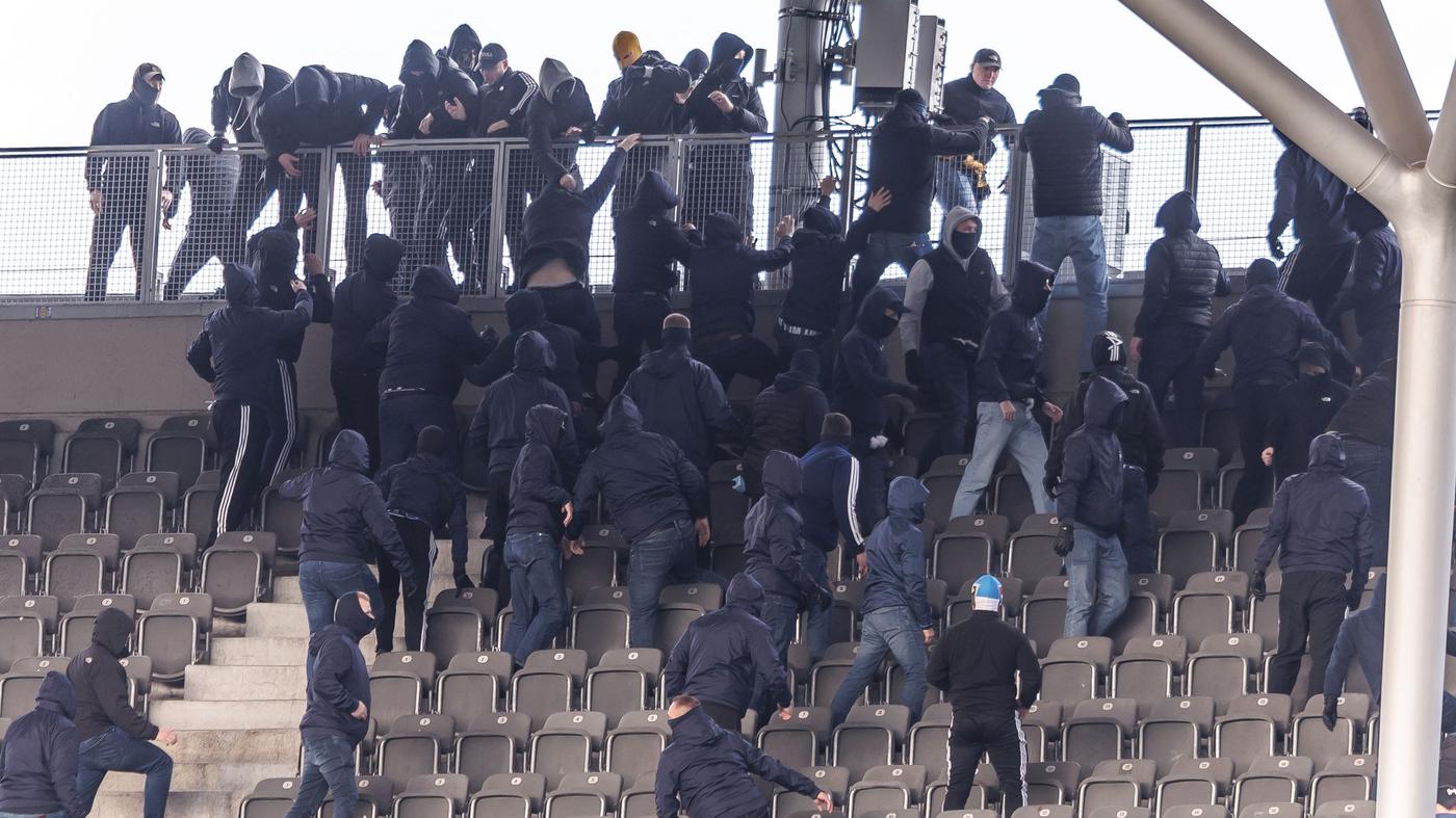 Fans von Dynamo Dresden und Hertha BSC prügeln sich im Olympiastadion