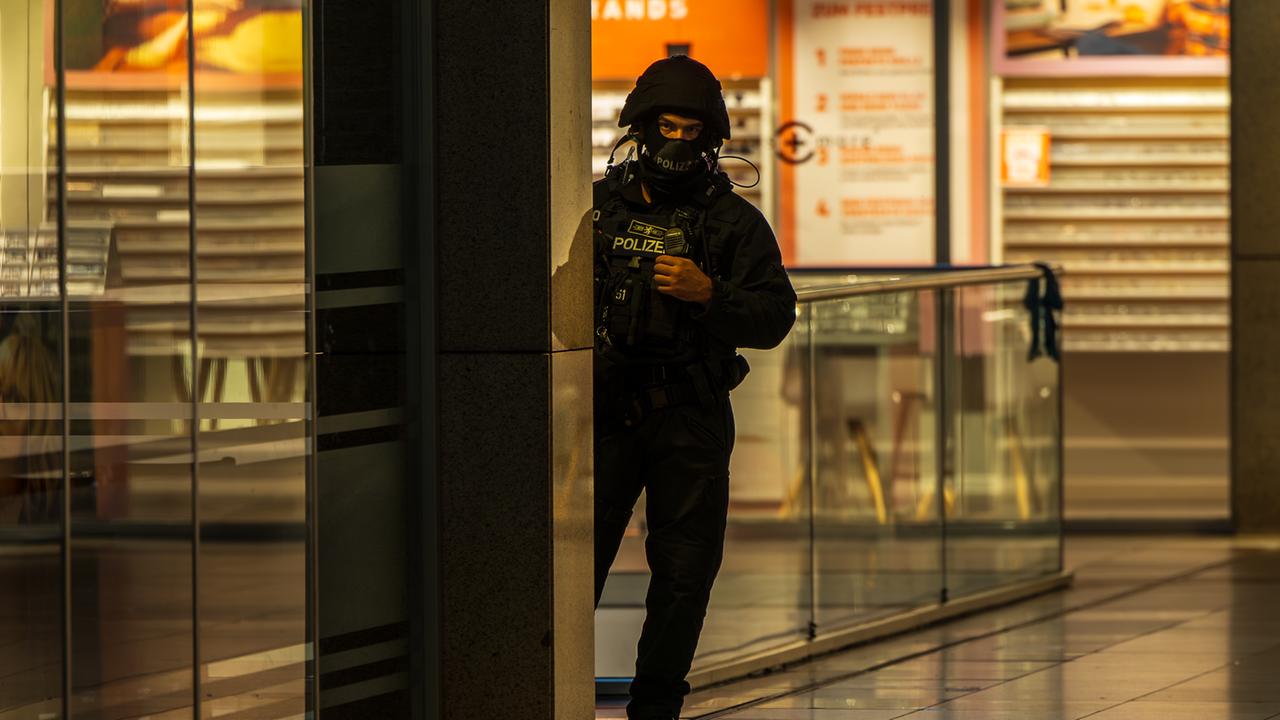 Hessen: Polizei gibt Entwarnung: Feuerwerkskörper offenbar Grund für Großeinsatz am Frankfurter Nordwestzentrum