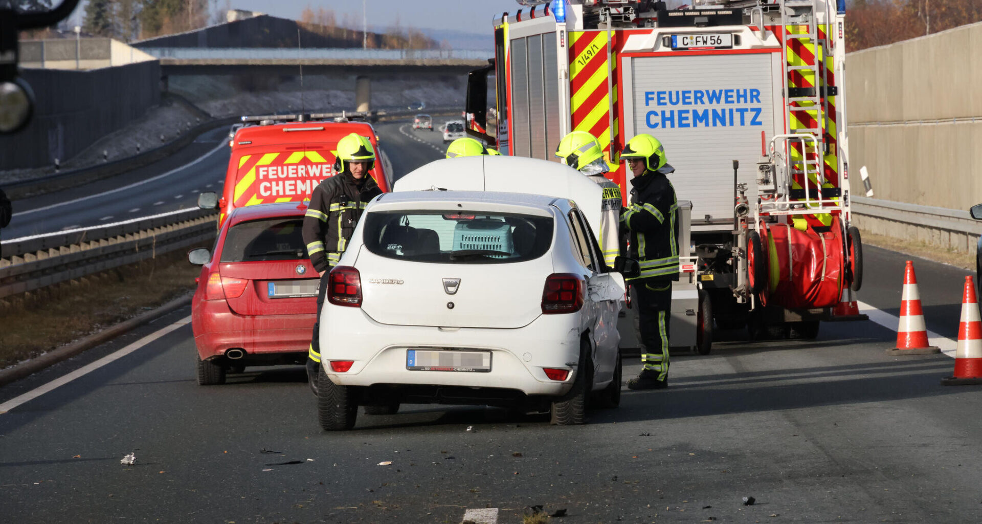 Dacia kracht zweimal in Leitplanke