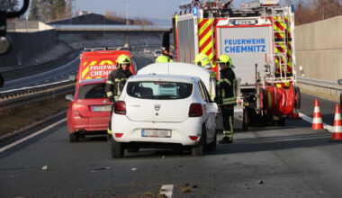 Dacia kracht zweimal in Leitplanke