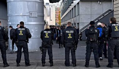 Liga-Spiel Cottbus-München: Liga-Spiel Cottbus-München: Fußball-Fans randalieren in Zug - Polizei nimmt Personalien auf