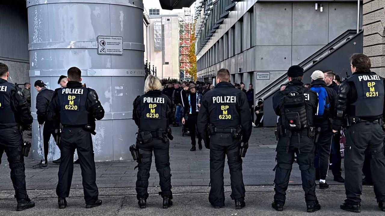 Liga-Spiel Cottbus-München: Liga-Spiel Cottbus-München: Fußball-Fans randalieren in Zug - Polizei nimmt Personalien auf