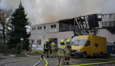 Brände: Großbrand in Berliner Industriegebiet – Dach stürzt ein