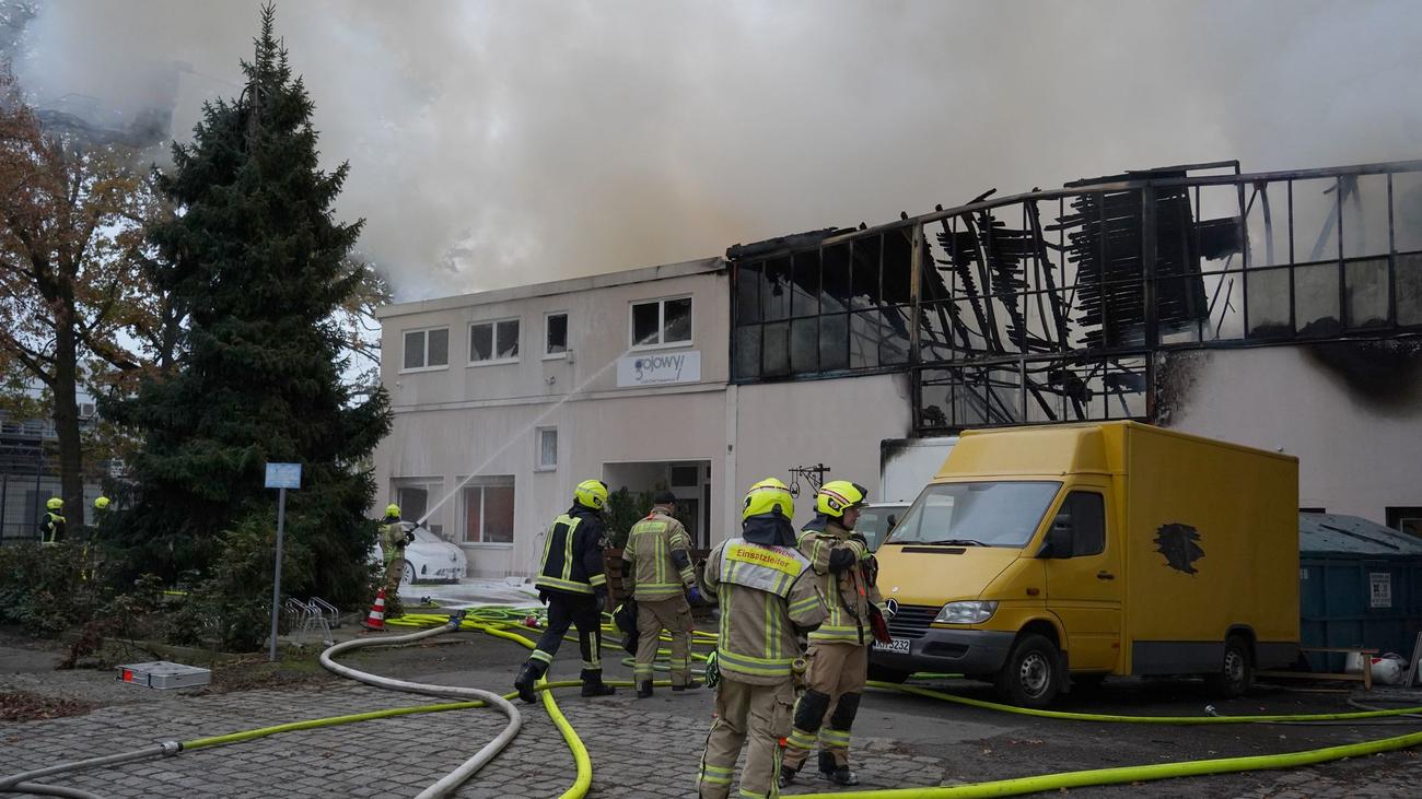 Brände: Großbrand in Berliner Industriegebiet – Dach stürzt ein