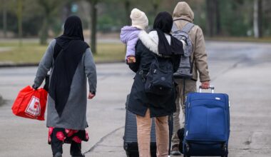 Zahl der Erstanträge auf Asyl mehr als halbiert