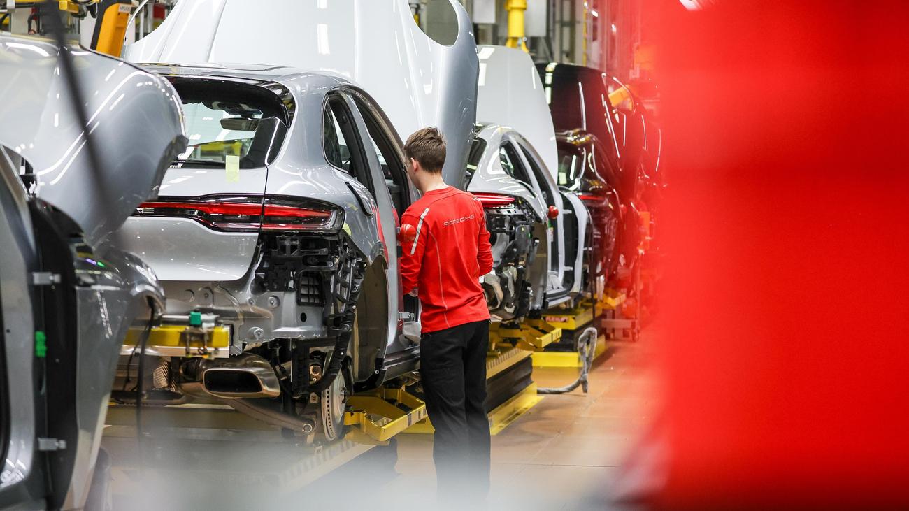 IW-Umfrage: Jeder dritte Betrieb will Stellen streichen