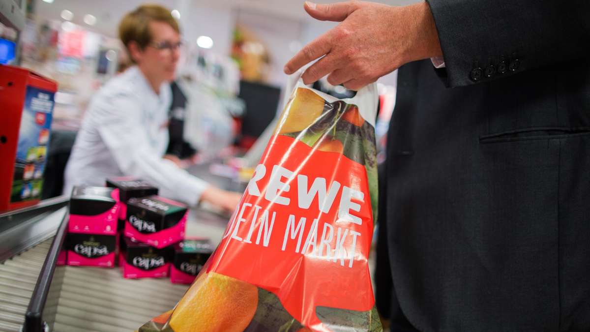 Rewe-Kassiererin deckt auf, welche Produkte Kunden an der Supermarkt-Kasse peinlich sind