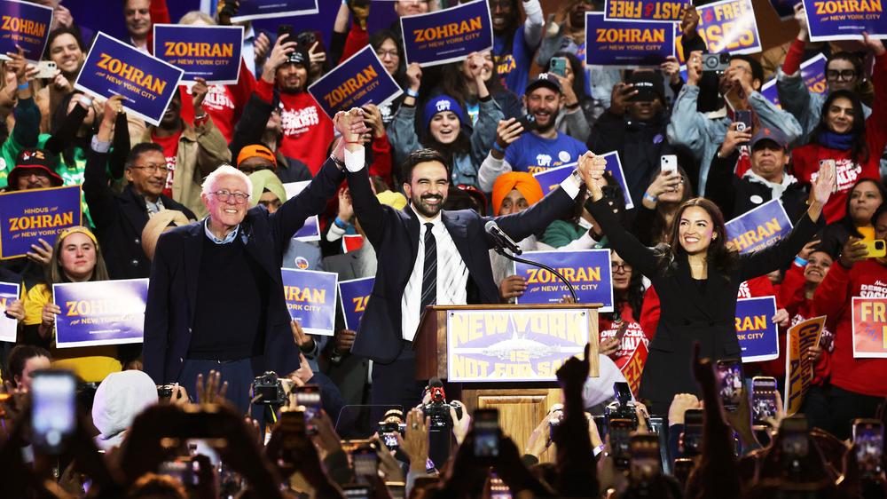 Zohran Mamdani: Er könnte der nächste Bürgermeister von New York City werden: der demokratische Kandidat Zohran Mamdani (mittig) bei einer Wahlkampfveranstaltung mit Bernie Sanders (links) und Alexandria Ocasio-Cortez (rechts)