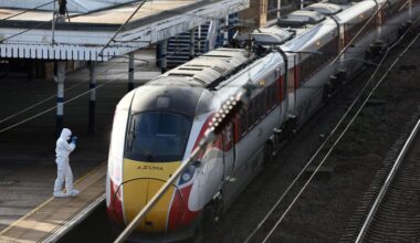 Messerangriff im Zug: Verdächtiger wegen versuchten Mordes angeklagt