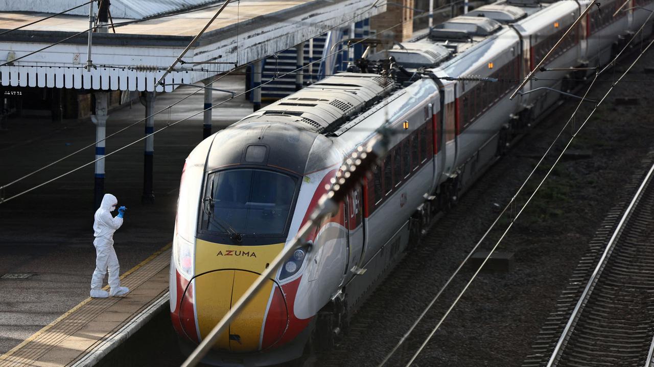 Messerangriff im Zug: Verdächtiger wegen versuchten Mordes angeklagt