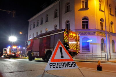 Essen auf Herd verursacht starke Rauchentwicklung - Beim Eintreffen der Feuerwehr drang der Rauch aus der Brandwohnung bereits ins Treppenhaus.