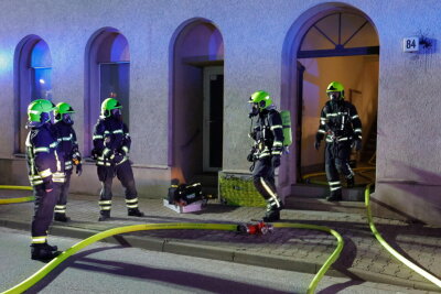 Essen auf Herd verursacht starke Rauchentwicklung - Unter Atemschutz drangen die Kameraden der Feuerwehr zum Brandherd vor.
