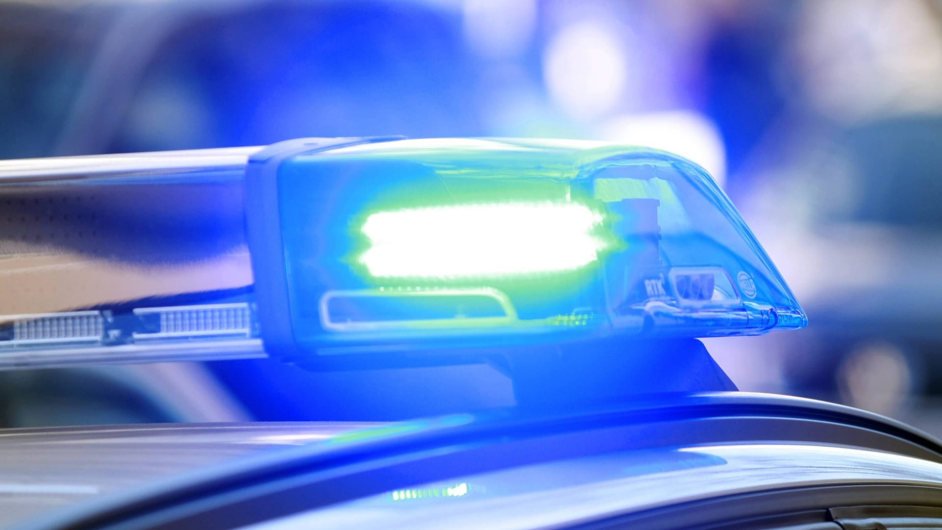 Blaulicht auf einem Einsatzfahrzeug (Symbolbild): In Nürnberg ermittelt der Staatsschutz gegen zwei Verdächtige.