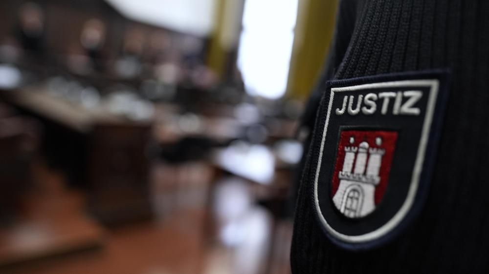 Mord auf Hausboot: Ein Justizbeamter steht zu Beginn des Prozesses wegen Mordes an der Schriftstellerin Alexandra Fröhlich im Hamburger Strafjustizgebäude. Der Angeklagte soll am 22. April 2025 auf einem Hausboot in Hamburg seiner schlafenden Mutter mit einem Gegenstand mehrfach gegen Kopf und Hals geschlagen haben.