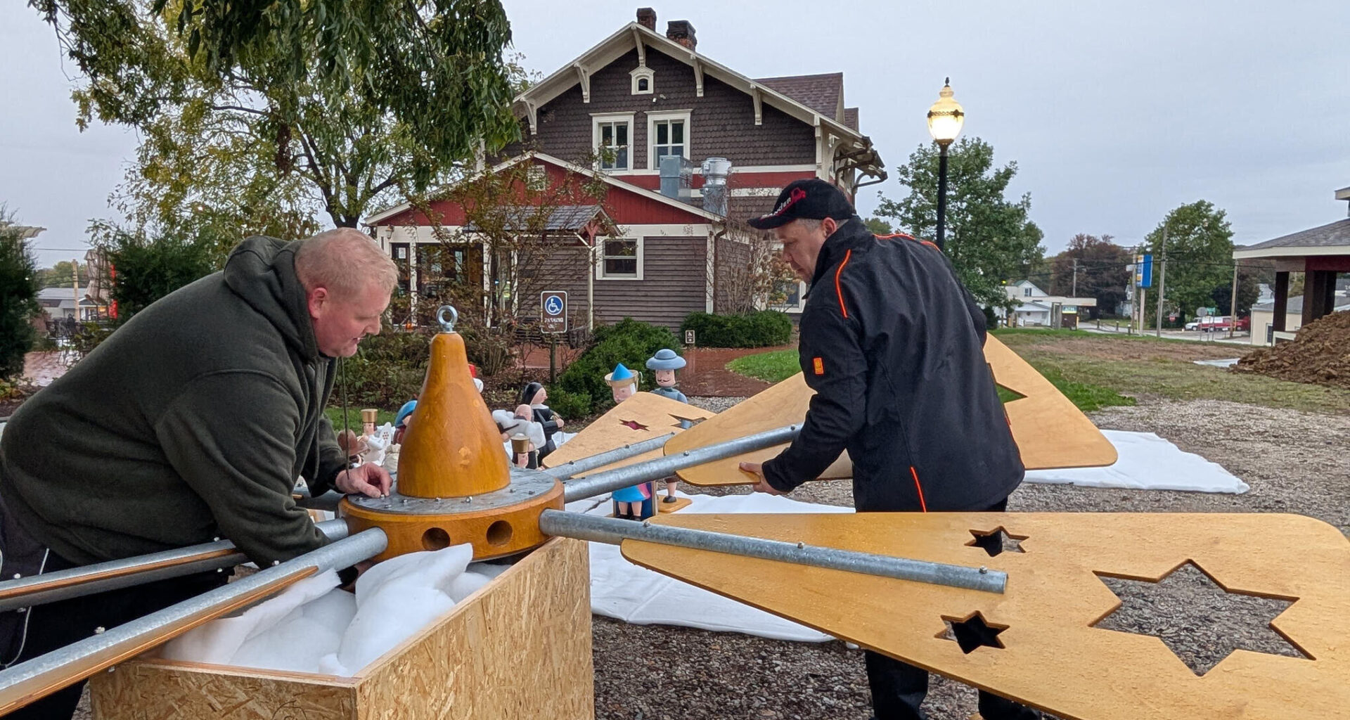 So punktet Holzkunst aus dem Erzgebirge auf dem Christkindlmarkt in Ferdinand/USA