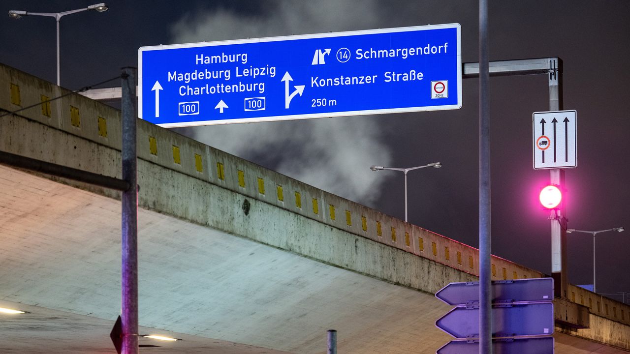 Verkehr auf beschädigter A100-Brücke Richtung Westen nur noch einspurig