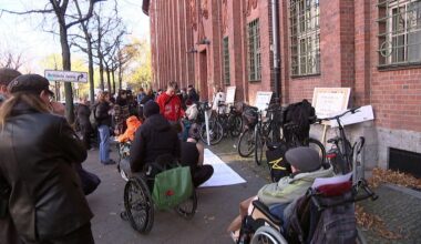 Menschen mit Behinderung besetzen Berliner Sozialverwaltung