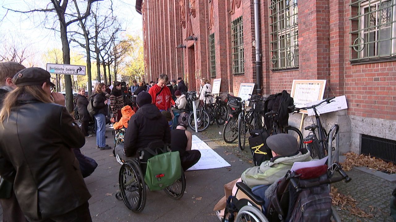 Menschen mit Behinderung besetzen Berliner Sozialverwaltung