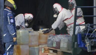 Zwölf Container voller Chemikalien und Müll