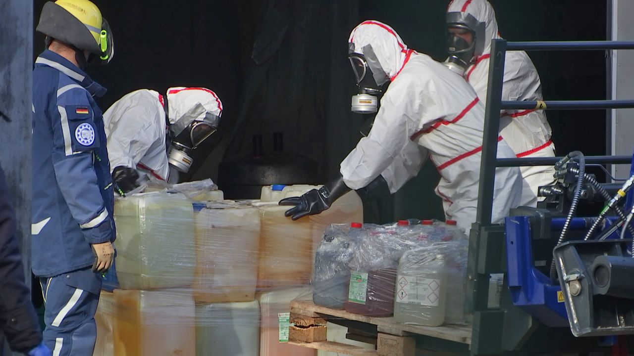 Zwölf Container voller Chemikalien und Müll