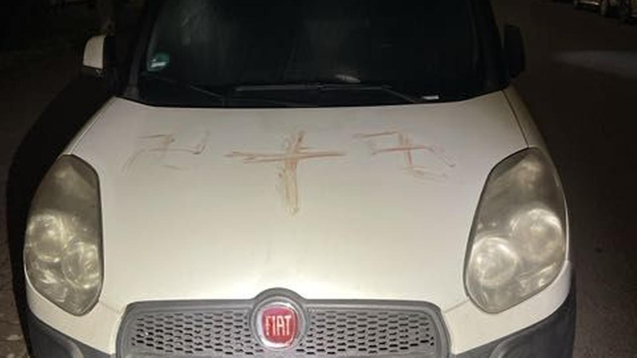 Hessen: Hakenkreuze mit Blut auf Dutzende Autos geschmiert
