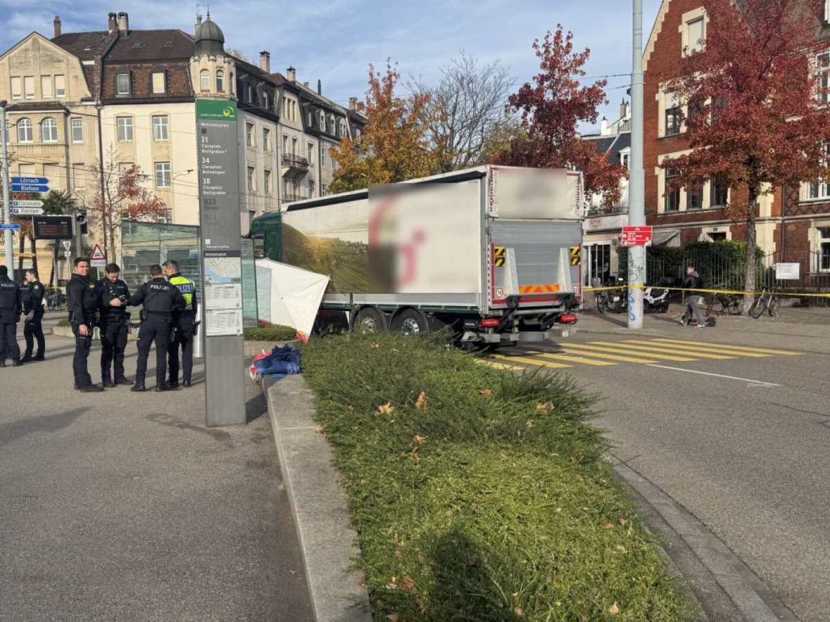 90-jährige Frau stirbt bei Lastwagenunfall am Basler Wettsteinplatz