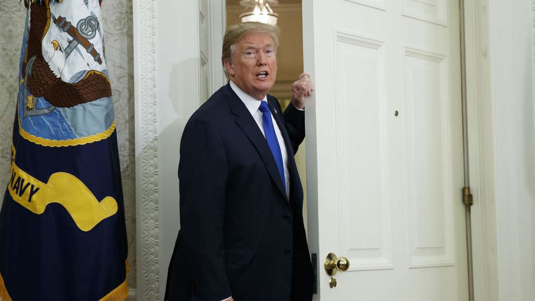 US-Präsident Donald Trump spricht im Oval Office des Weißen Hauses mit Journalisten. 