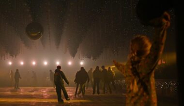 "Dark Matter" in Berlin: Neue Ausstellung: Unter Lichtkunst Schlittschuh fahren