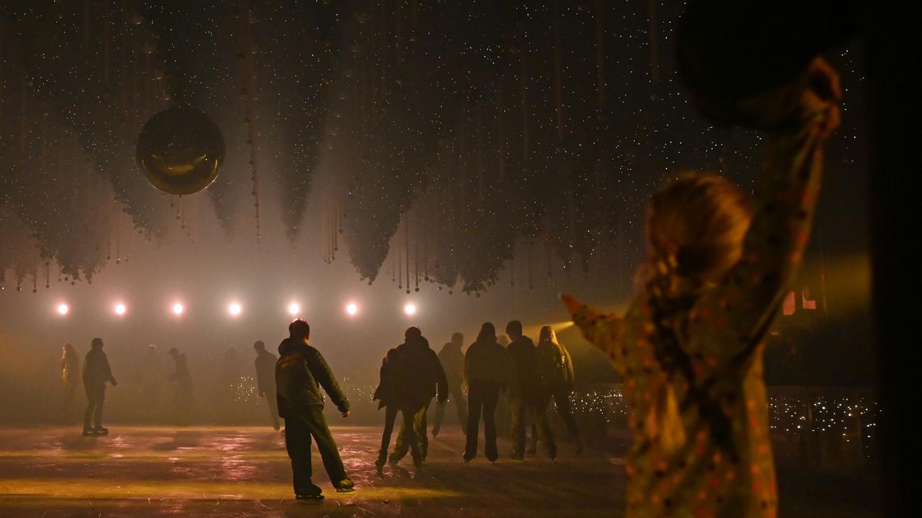 "Dark Matter" in Berlin: Neue Ausstellung: Unter Lichtkunst Schlittschuh fahren