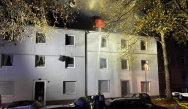 Bochum: Wohnhaus in Flammen - Bewohner retten sich auf Dachkante