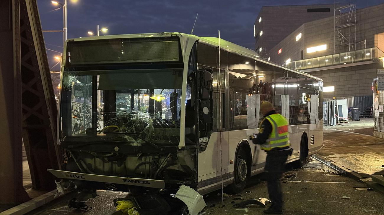 Weil am Rhein: Junge Frau stirbt bei Busunfall - Was war die Ursache?